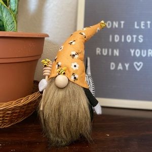 Bumblebee Hive Gnome 🐝 🍃🧡